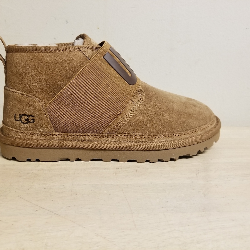 UGG ll Neumel Graphic Logo Sheepskin Chukka Ankle